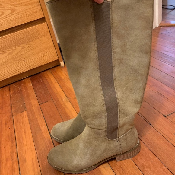 CUTE BARELY USED BOOTS - Picture 3 of 3